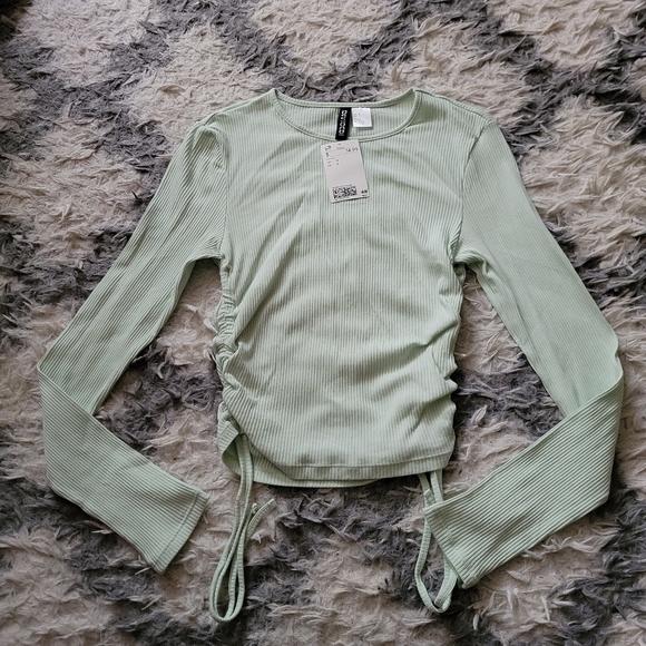 Divided Tops - DIVIDED green long sleeve crop top